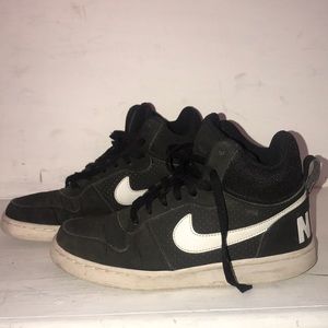 Black women's Nike fashion shoes